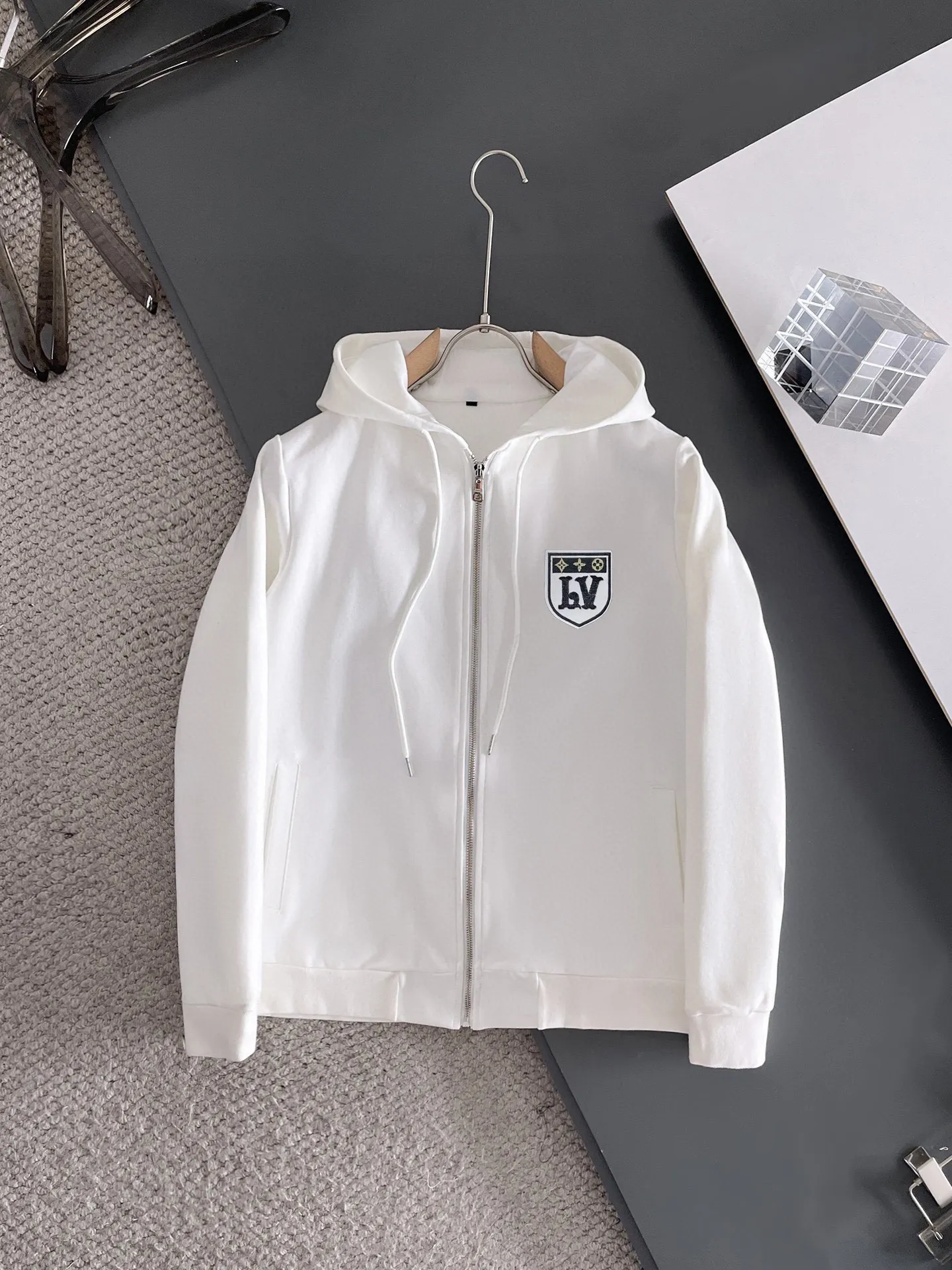 🅿️420 [LV Louis Vuitton] (Fat Man Gospel) hot-selling suit is coming. Focus on the original version of the official website. 2025 new hot-selling cardigan sweater suit. The original order is the best. 🇭🇰The meticulous work of top designers is dedicated to a fitting and perfect upper body effect. All-natural high-quality Roman cotton 100%, close-fitting comfort, noble and elegant! Original hardware embodies elegance and nobility! Counter size: M-5XL (maximum wear up to 220 pounds)